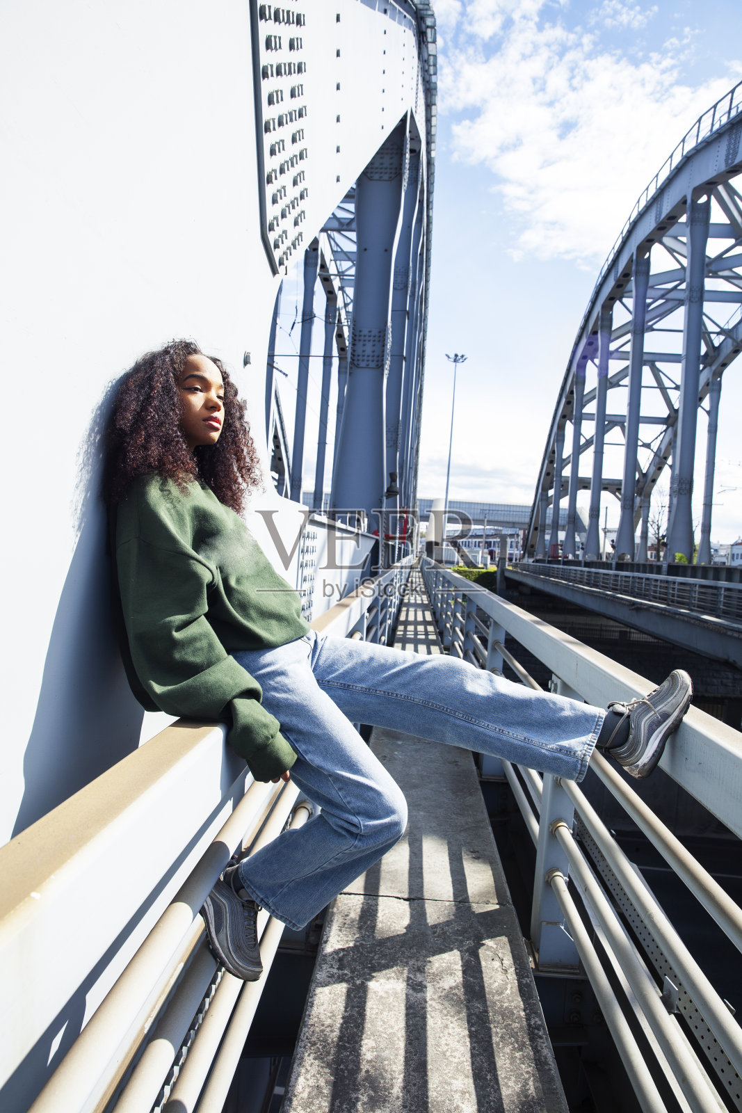 年轻可爱的十几岁的非洲女孩在工业区快乐的微笑有乐趣，大城市的生活方式时尚的人照片摄影图片