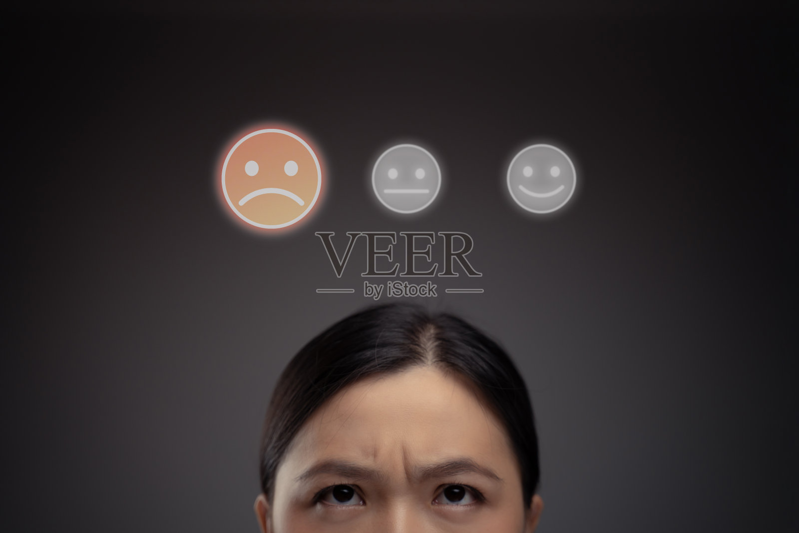 亚洲女人的情感和表情全息图效果。照片摄影图片