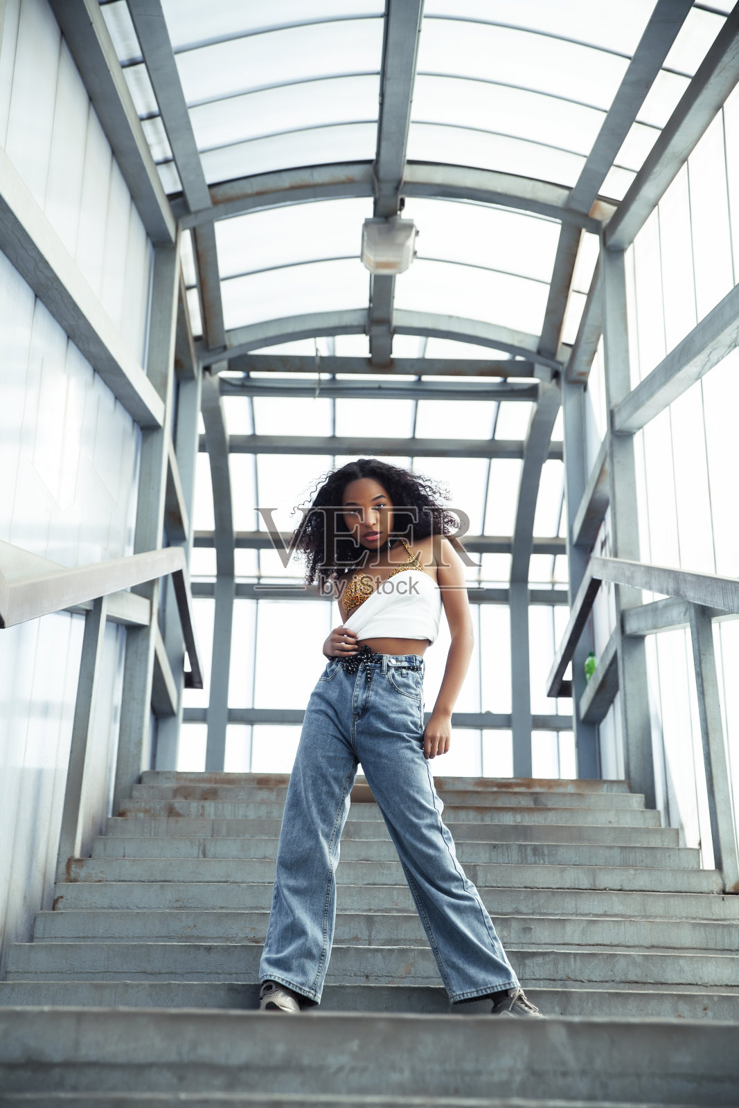 年轻可爱的十几岁的非洲女孩在工业区快乐的微笑有乐趣，大城市的生活方式时尚的人照片摄影图片