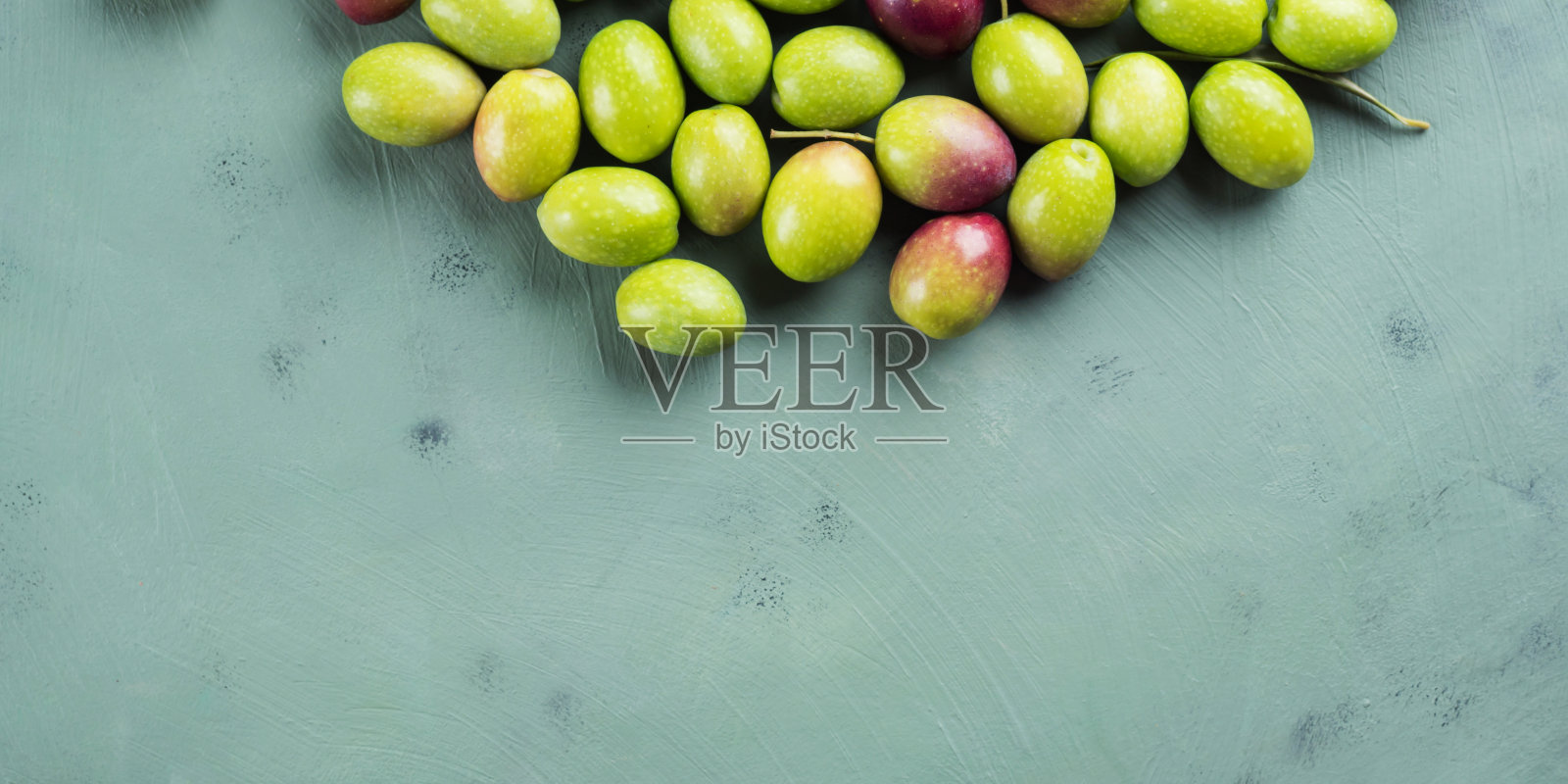 新鲜采摘的生绿橄榄。食品的背景照片摄影图片