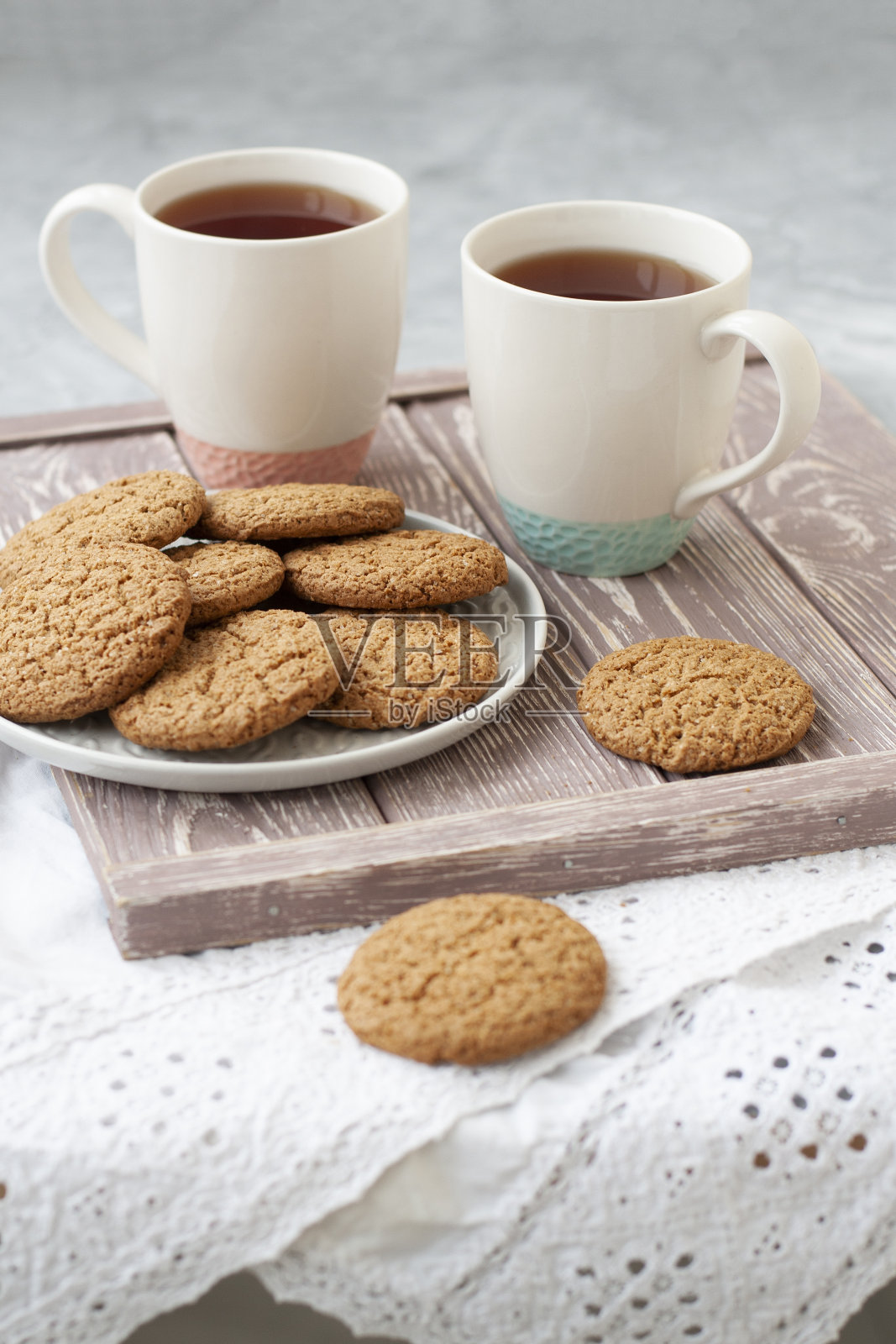 美味的小吃:两杯茶和一盘饼干。照片摄影图片
