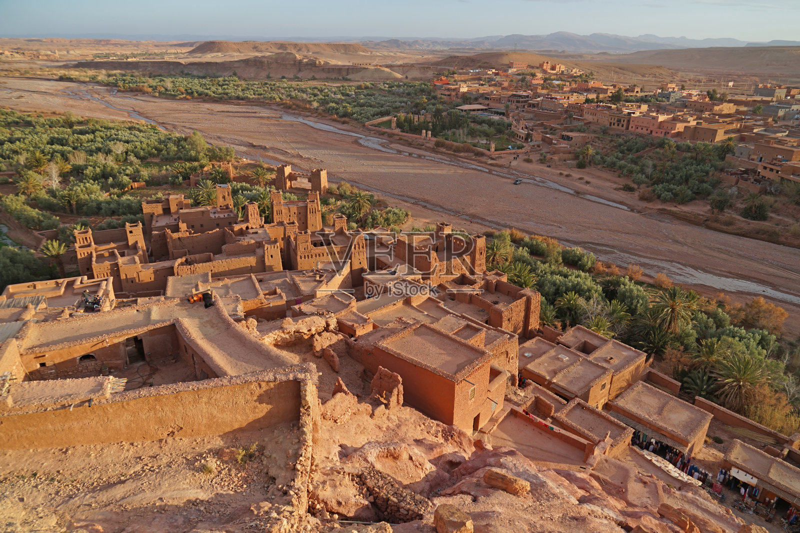 艾特本哈杜全景鸟瞰图的粘土房子和山谷与河流照片摄影图片