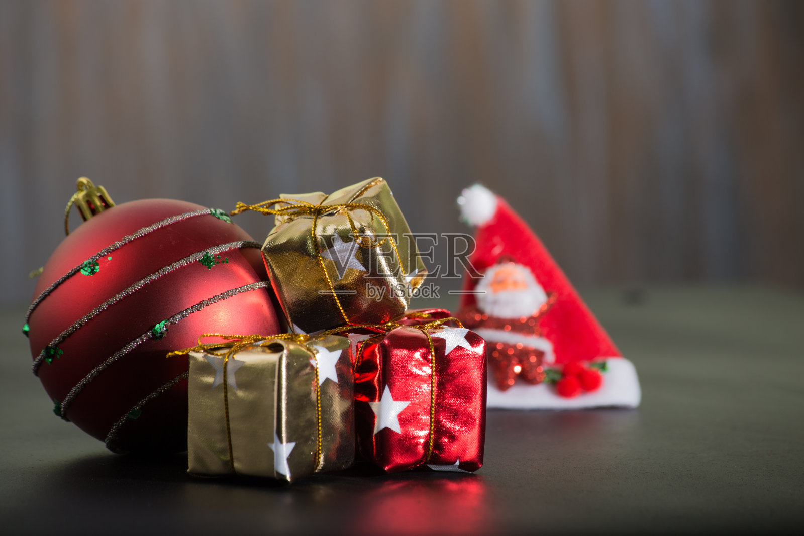 红色和金色的礼品盒。圣诞球。闪光的黑色背景照片摄影图片