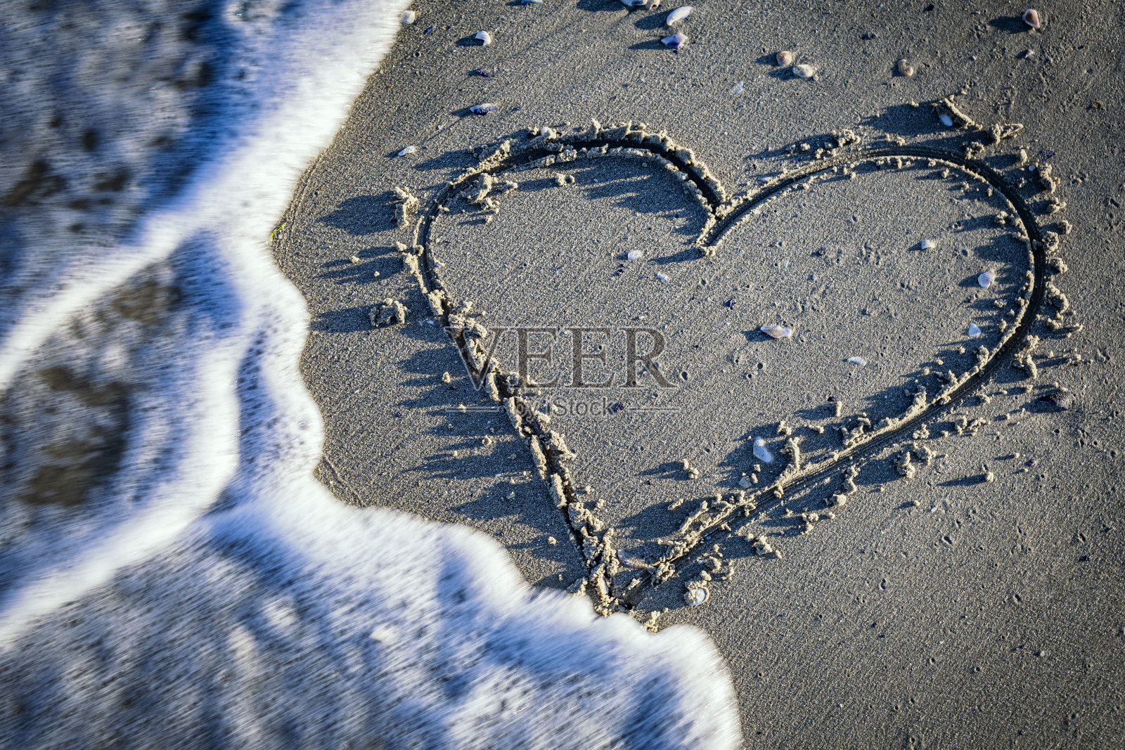 沙滩上的爱心照片摄影图片