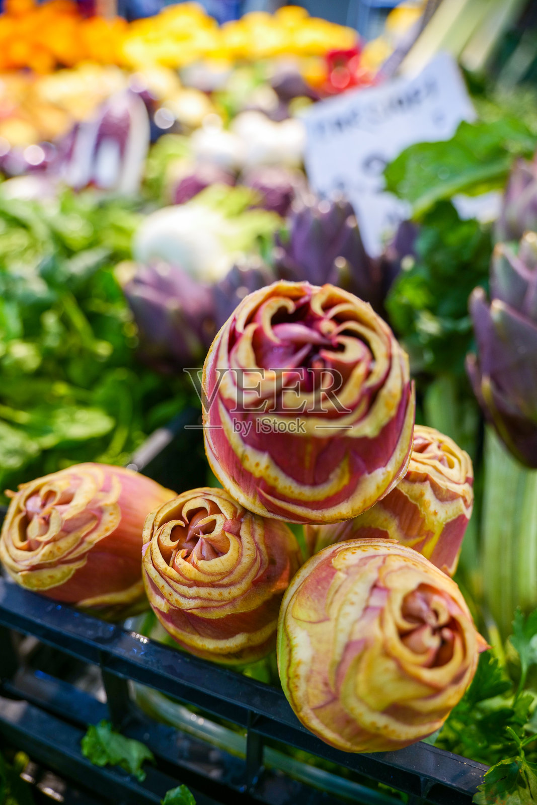 一堆准备煮的罗马洋蓟照片摄影图片