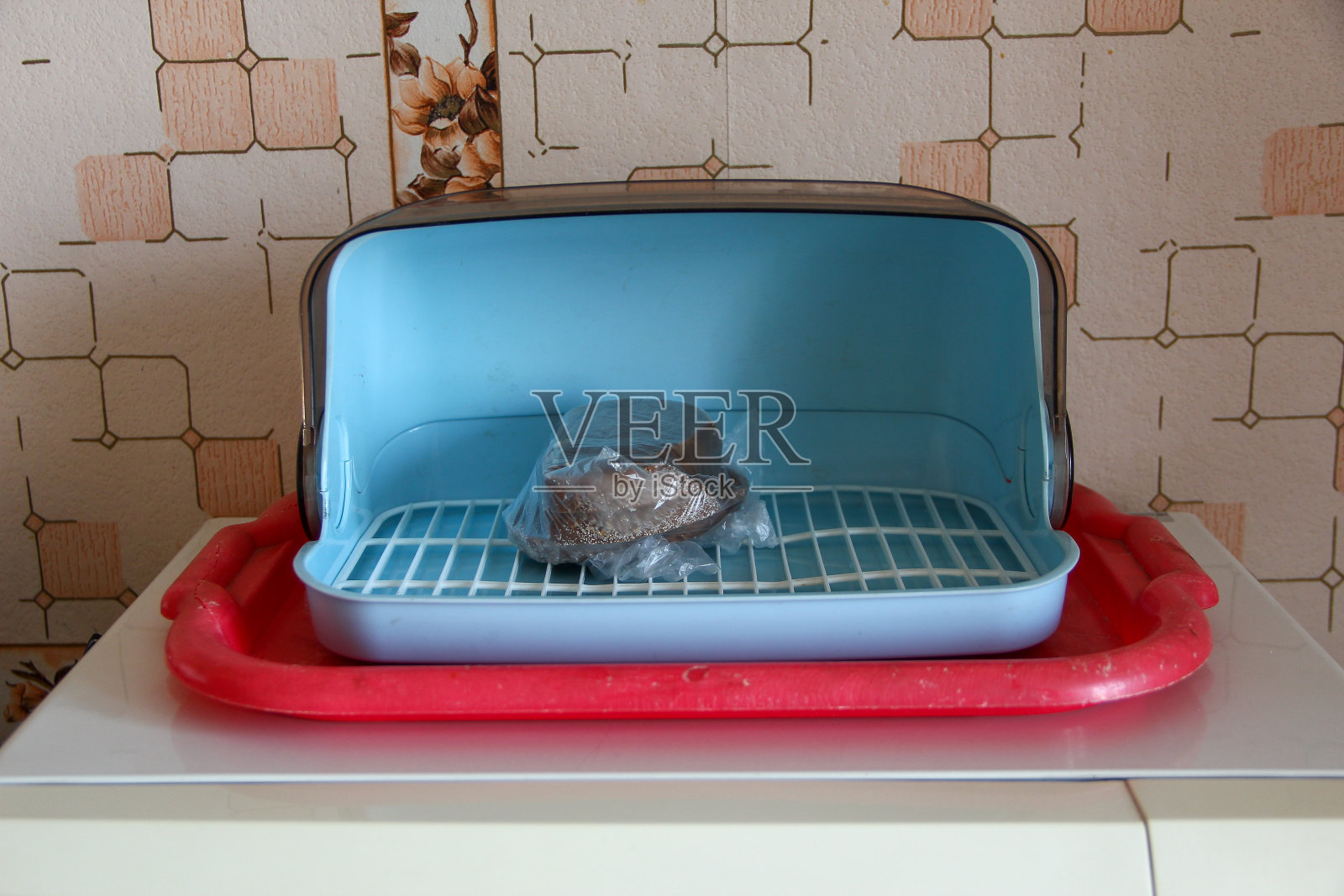 黑麦面包在厨房的面包箱里照片摄影图片