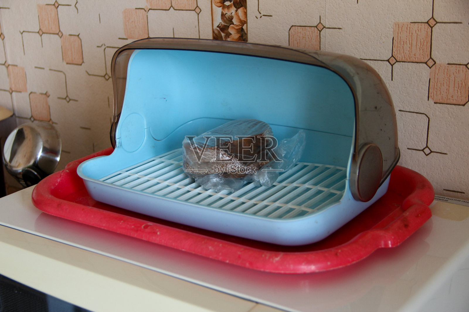 黑麦面包在厨房的面包箱里照片摄影图片