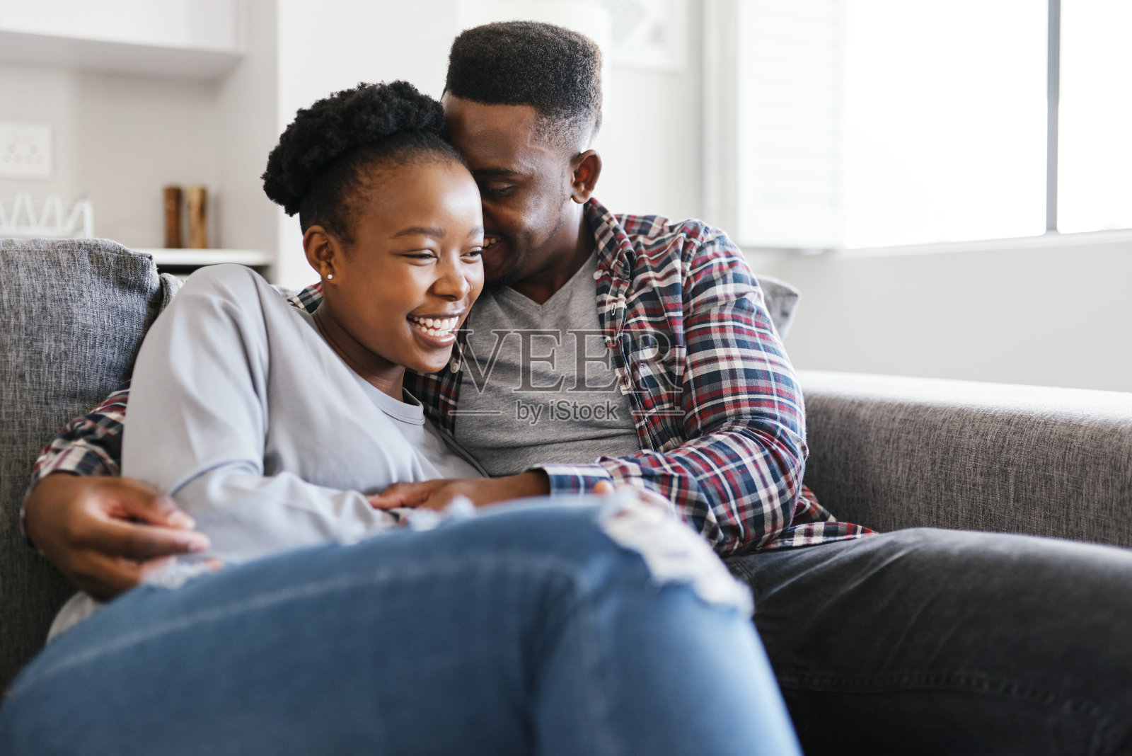 你只要抱着我，我就到家了照片摄影图片