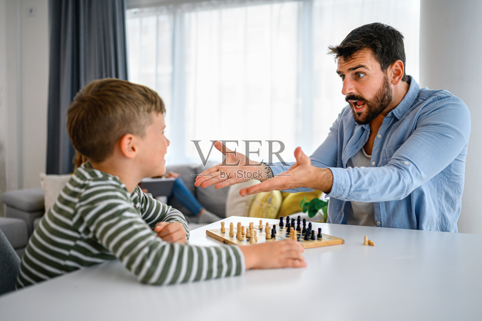 父子在下棋照片摄影图片