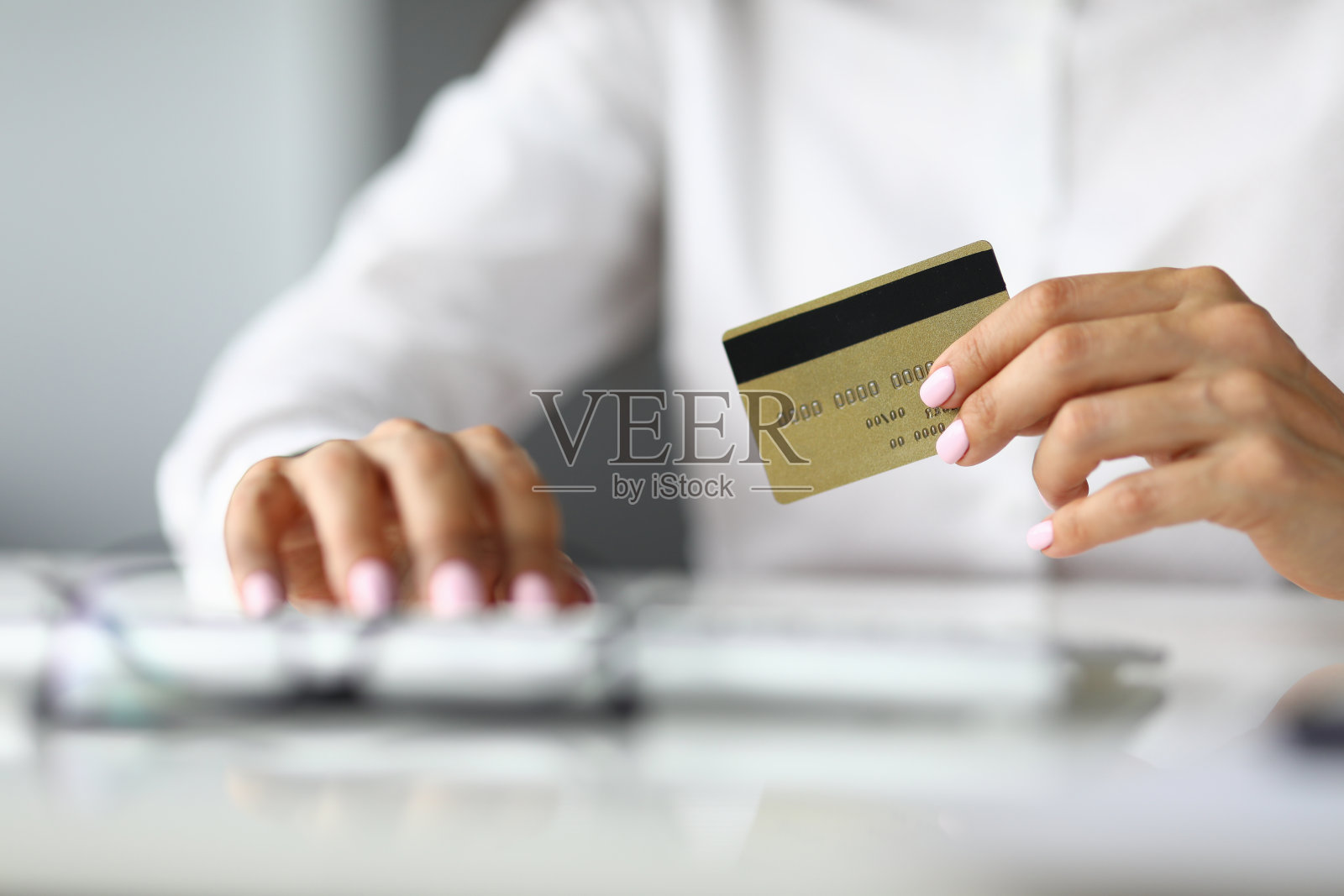 手里拿着信用卡的女人的剪影。照片摄影图片