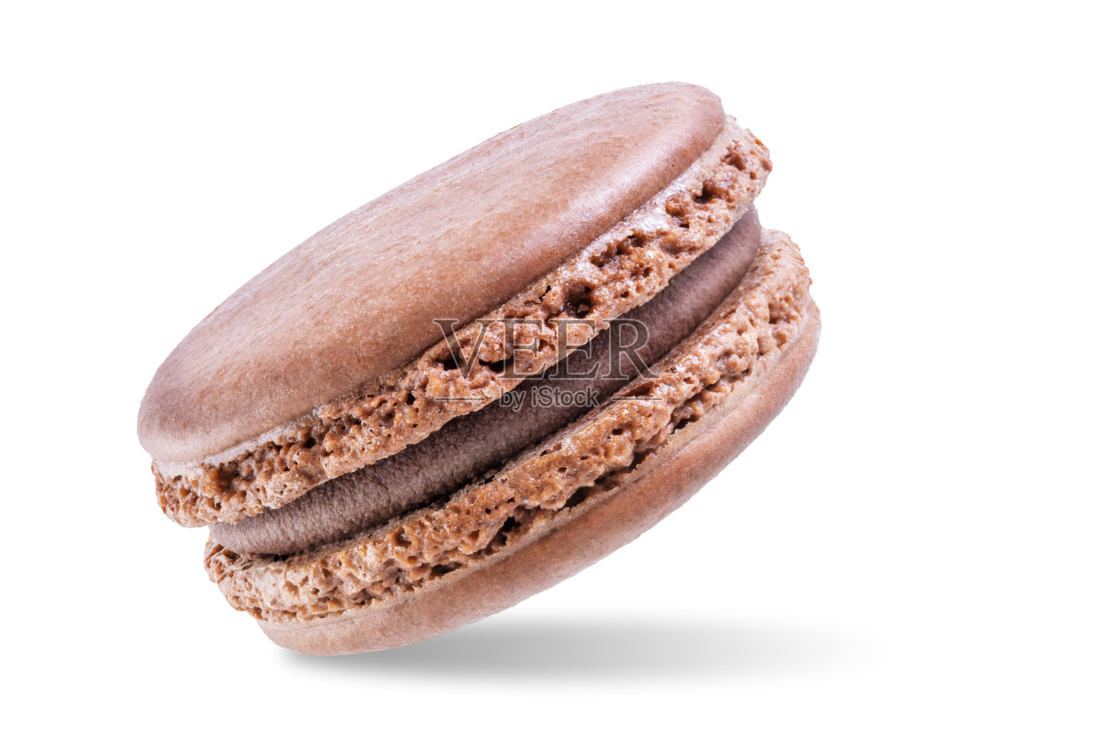 巧克力马卡龙与巧克力馅在白色孤立的背景照片摄影图片