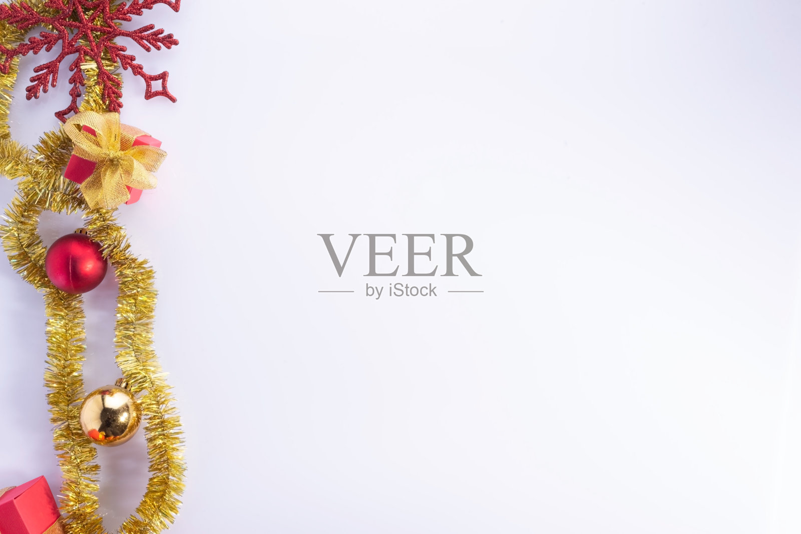 红色的圣诞装饰品，白色背景的新年礼物照片摄影图片