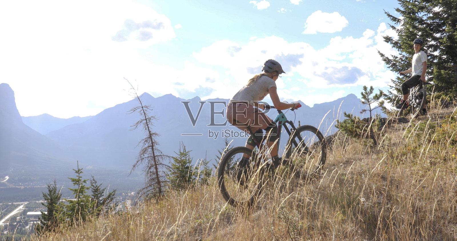 骑山地车的人早上沿着山脊骑车照片摄影图片