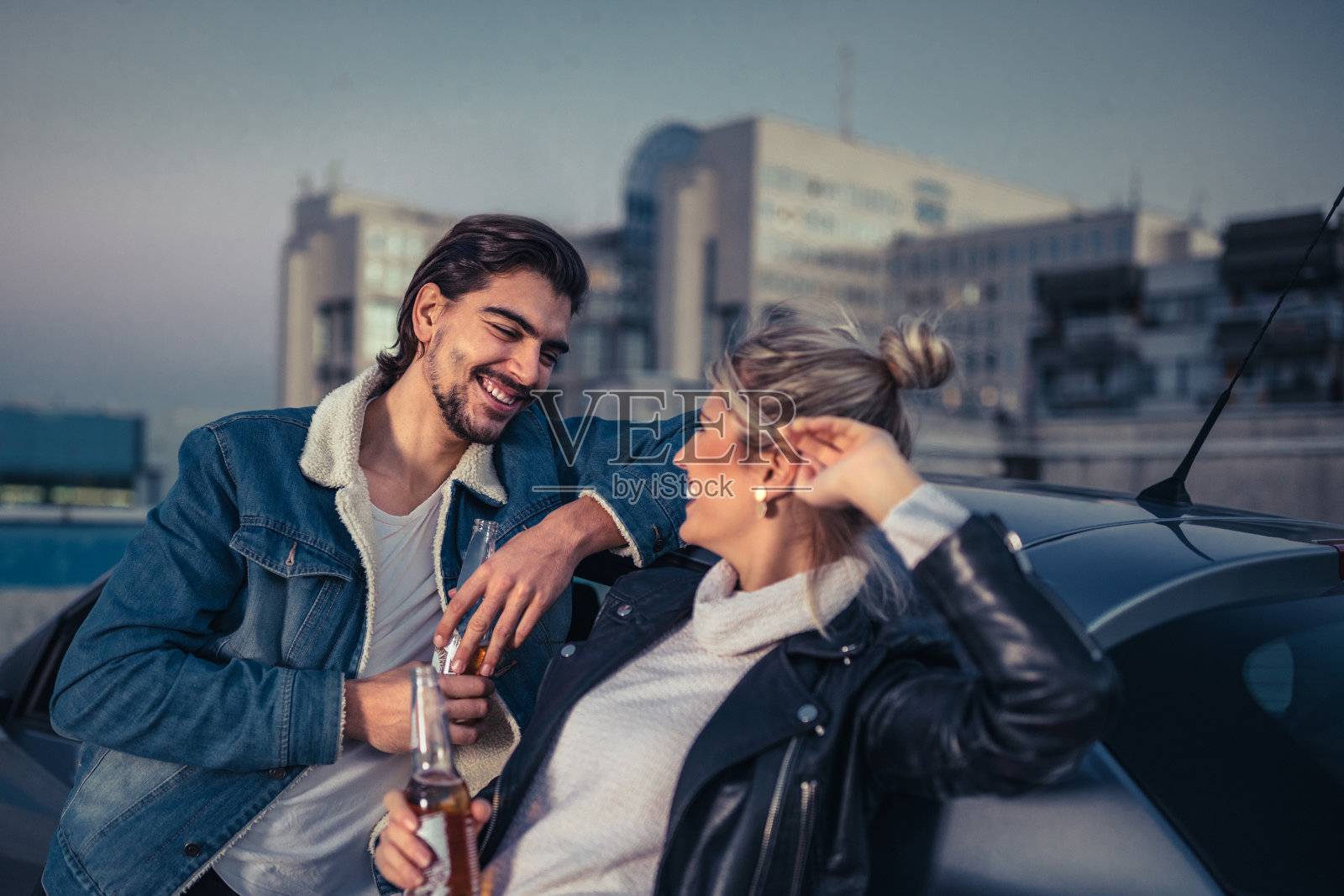 笑着爱照片摄影图片