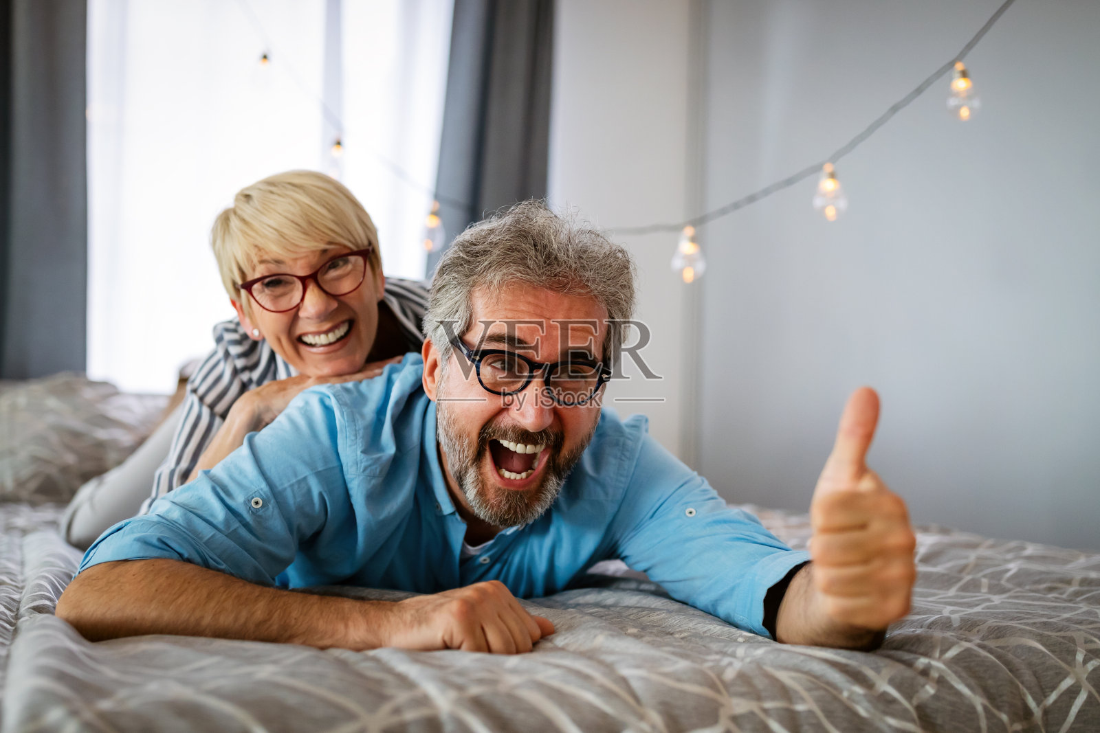 幸福的老年夫妇在爱的拥抱和结合的真实情感在家里照片摄影图片