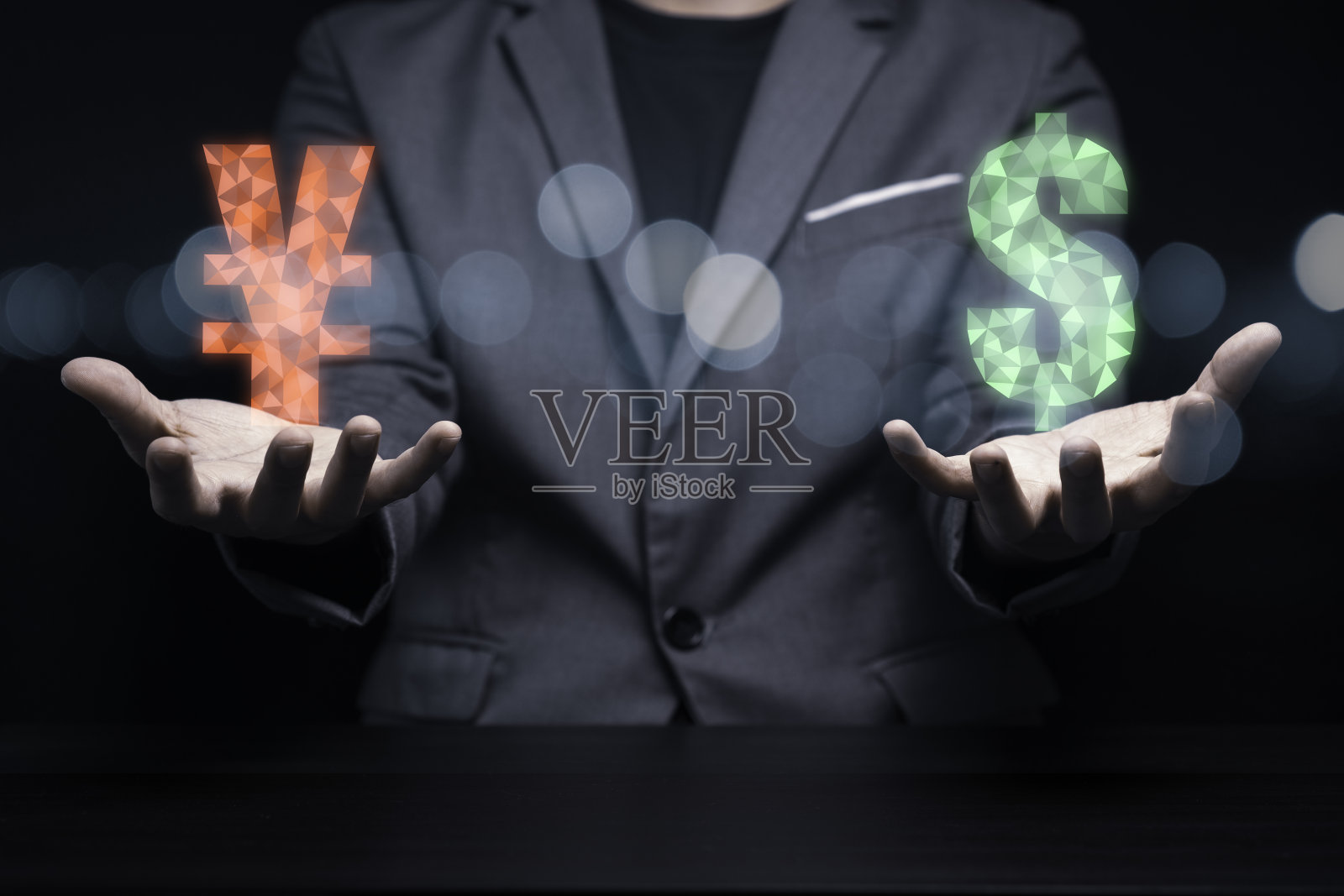 商人持有美元符号和人民币符号的兑换货币概念。美元和人民币是世界上主要的货币交换。照片摄影图片