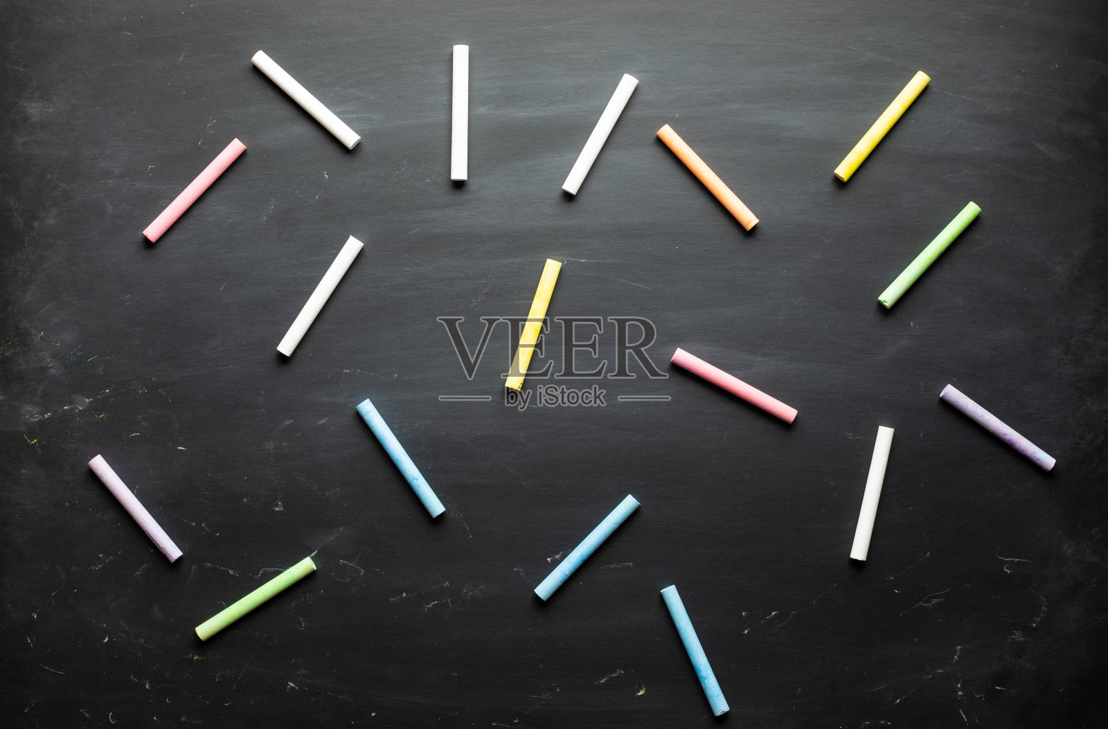 黑板与彩色粉笔和复制空间背景。材料设计。照片摄影图片