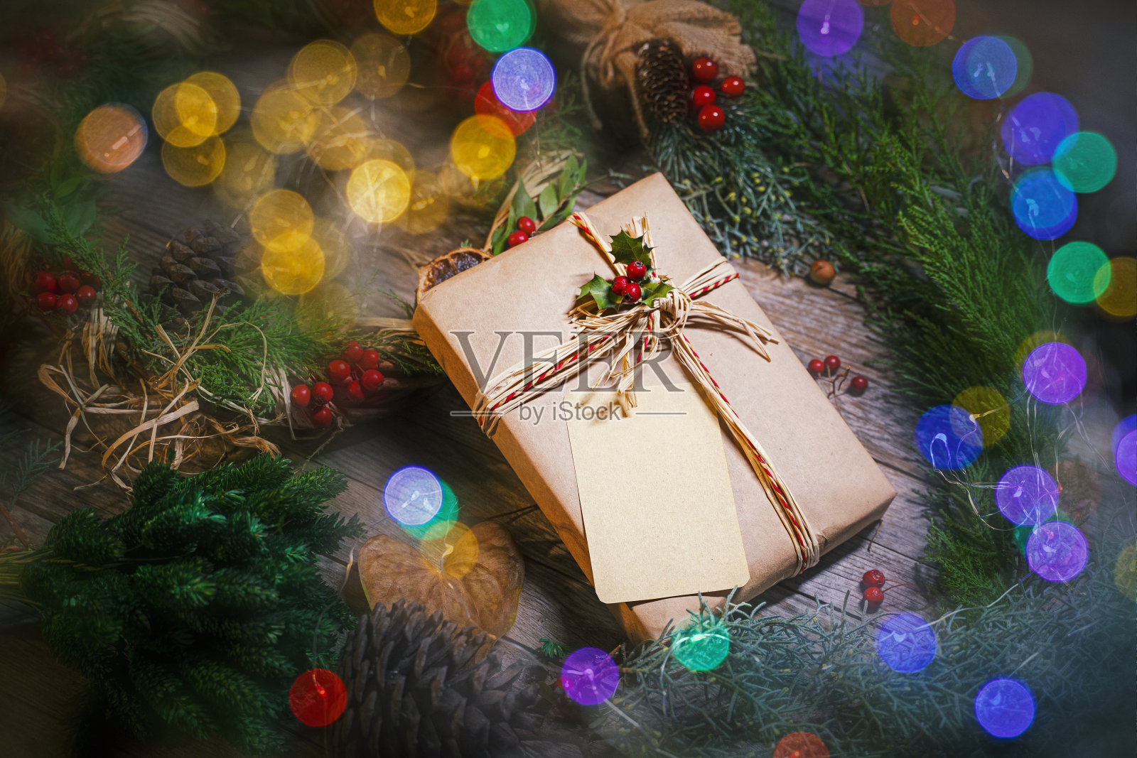 圣诞礼物和装饰品放在家里的桌子上照片摄影图片