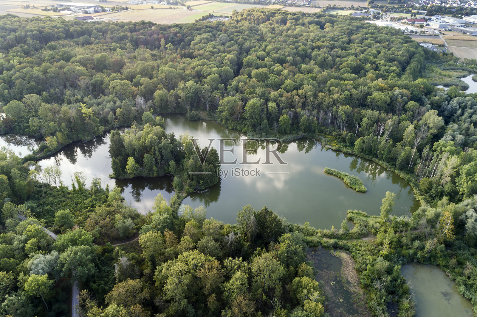 阳光明媚的夏日鸟瞰图照片摄影图片