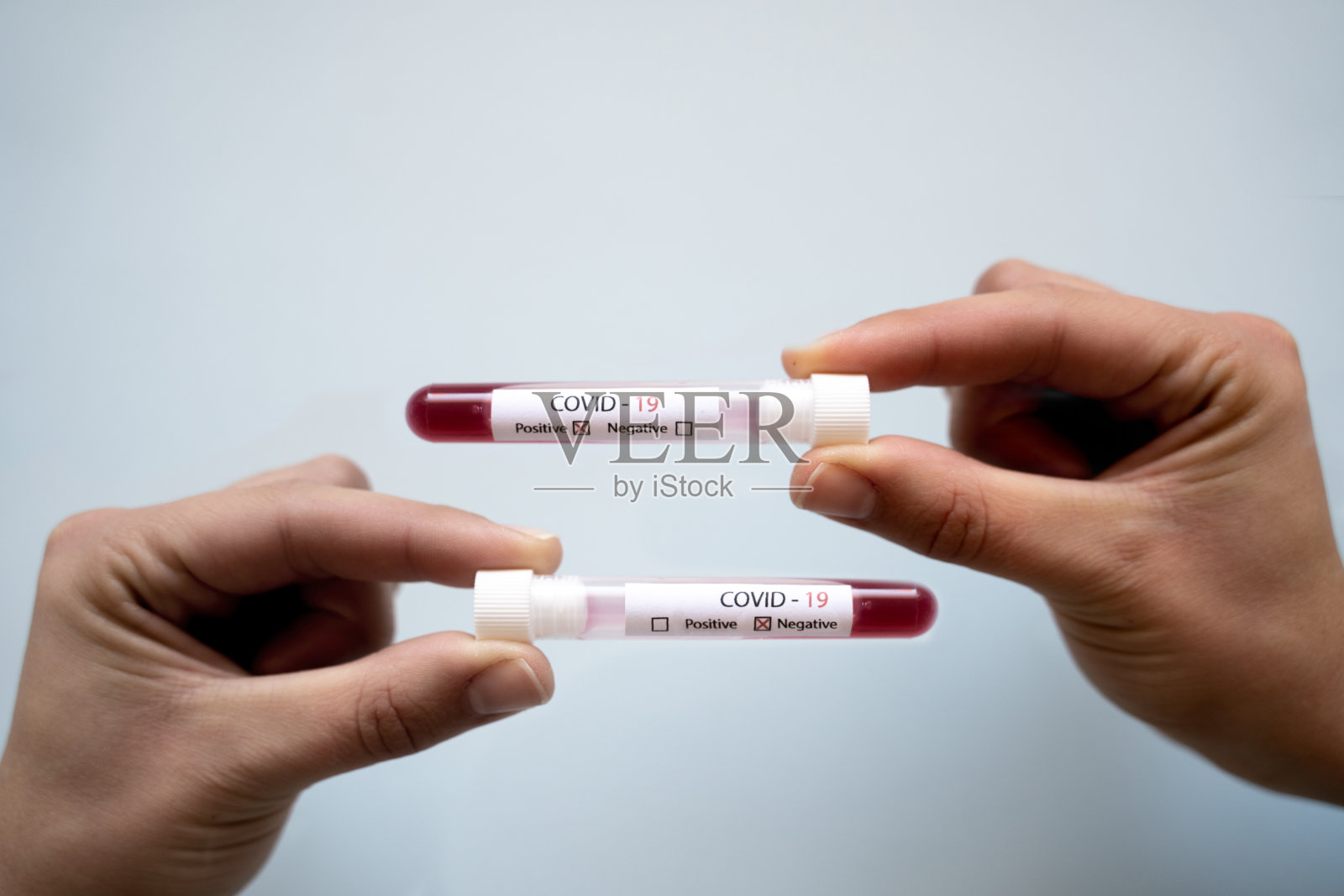 对COVID - 19的血液检测分别为阳性和阴性照片摄影图片