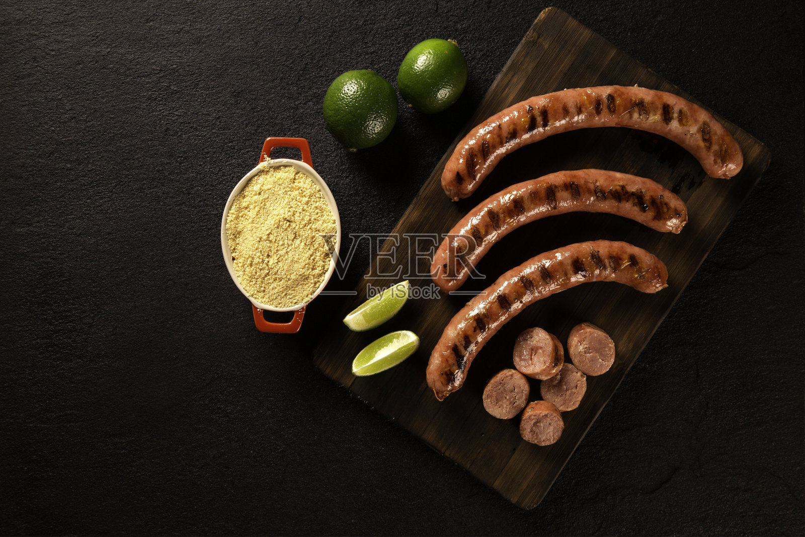 烤香肠。烤香肠放在木板上。巴西烧烤。照片摄影图片