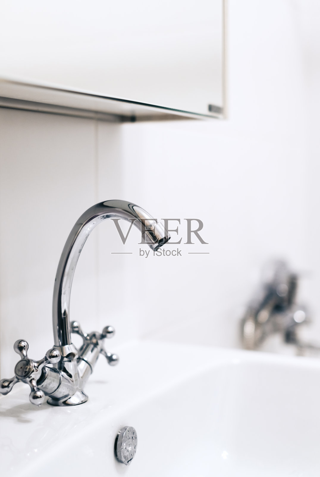 银色水龙头或带有金属洗涤槽的水龙头。照片摄影图片