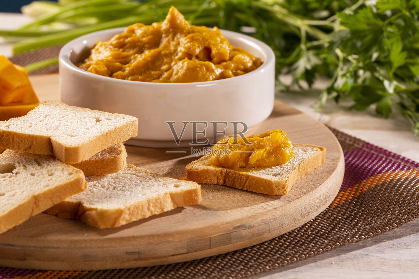 南瓜泥或鹰嘴豆泥放在质朴的木桌上。有选择性的重点照片摄影图片