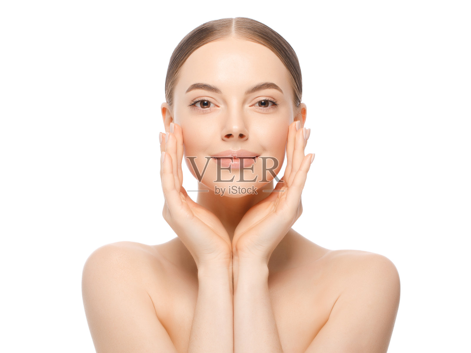 美丽的肖像年轻的女人牵着手近脸与完美的干净的皮肤，孤立在白色的背景。皮肤护理或化妆品广告。照片摄影图片