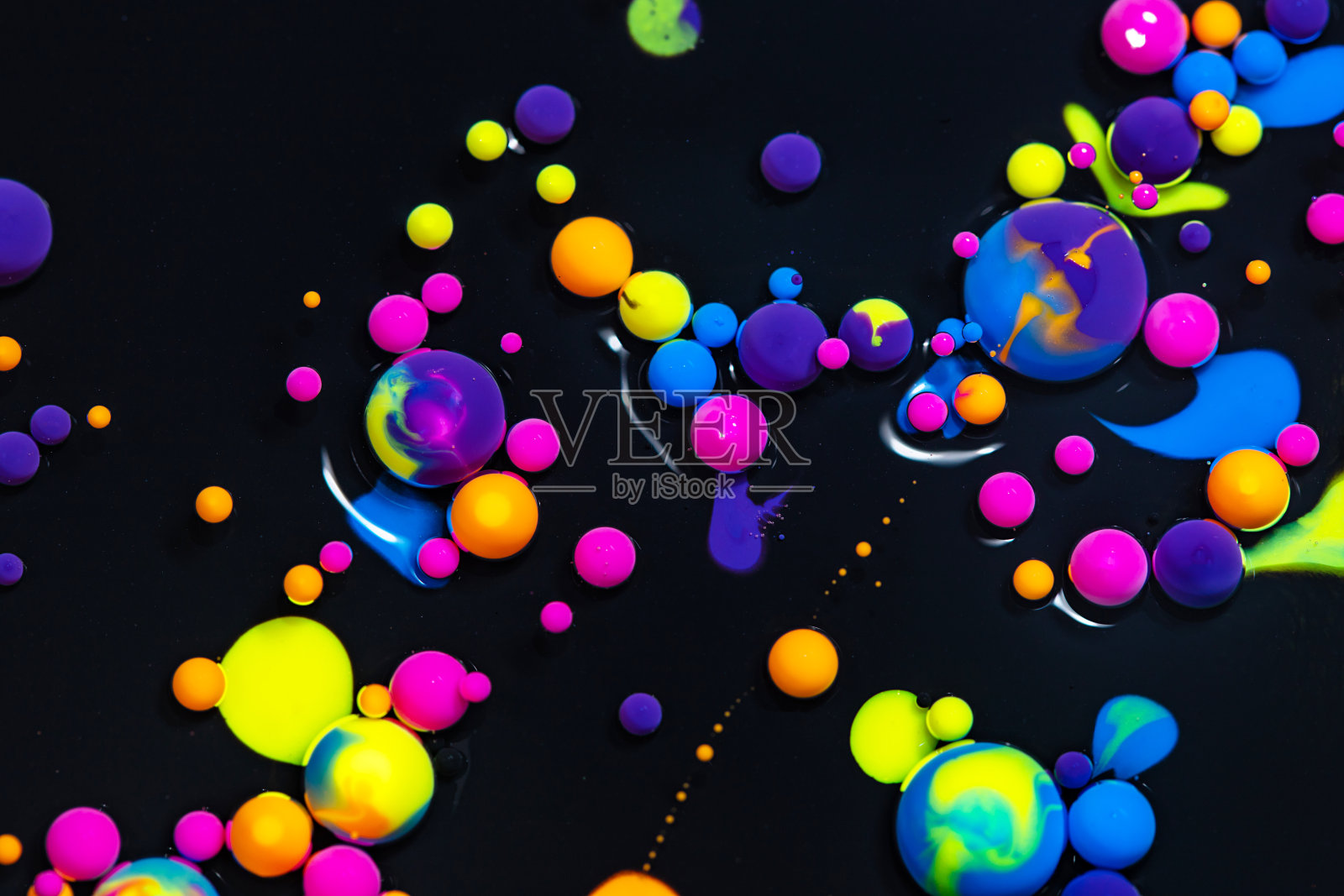 流体艺术纹理。抽象背景与混合油漆效果。液体丙烯酸艺术品流动的泡沫。室内海报混合油漆。黑色和充满活力的色彩。照片摄影图片