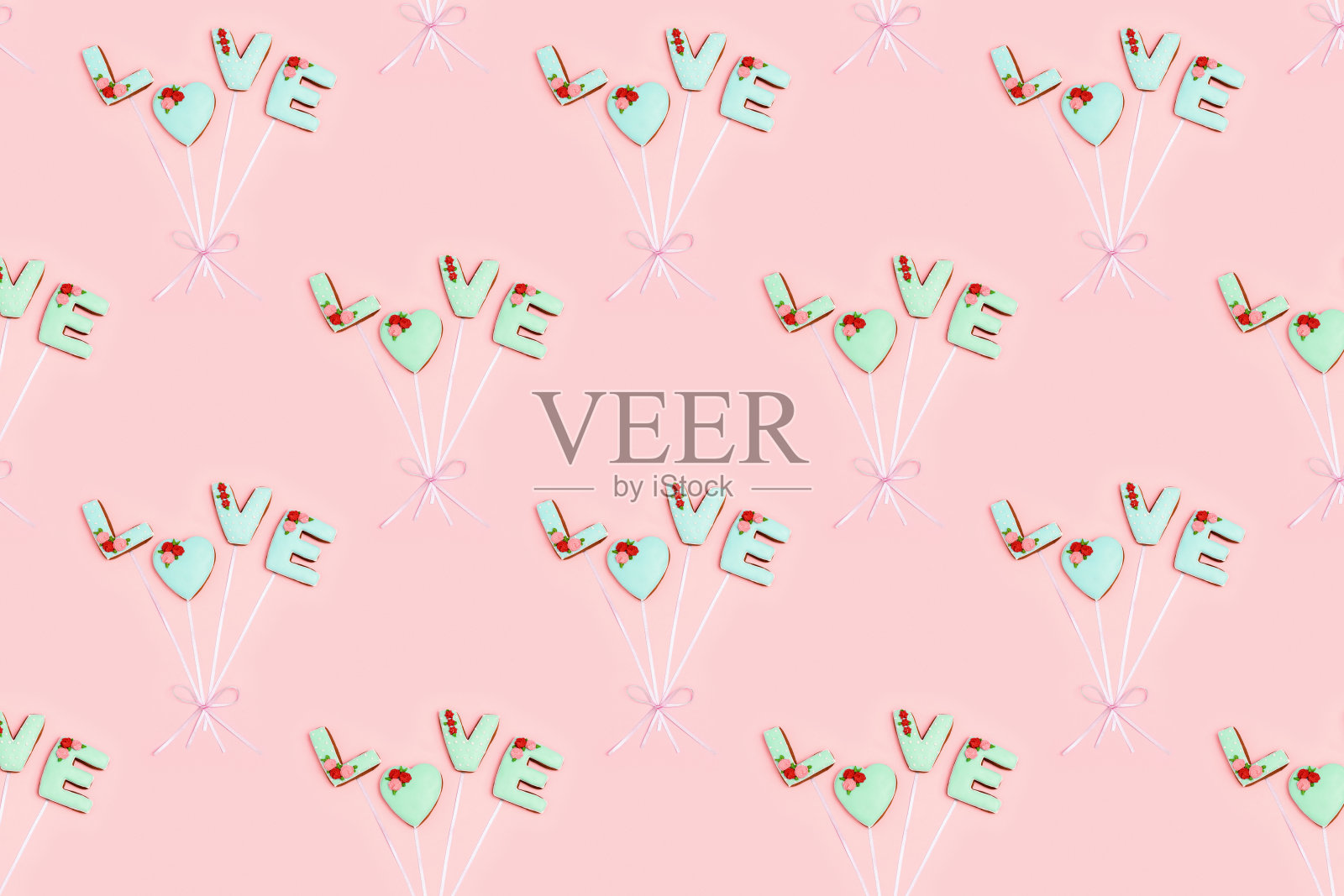 自制姜饼的常规图案，字母“爱”就像气球一样，用淡粉色丝带连接。圣瓦伦丁节的质感。照片摄影图片