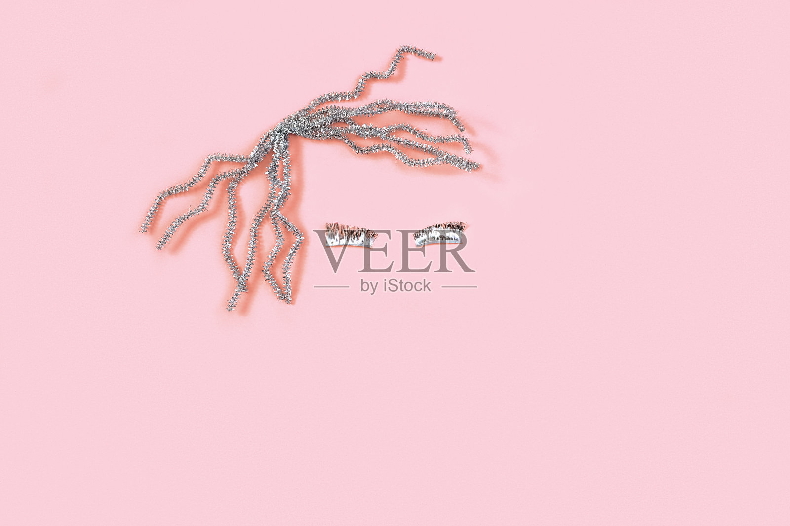 抽象的脸，节日的概念。极简主义的女性肖像。有光泽的头发和长长的睫毛。照片摄影图片