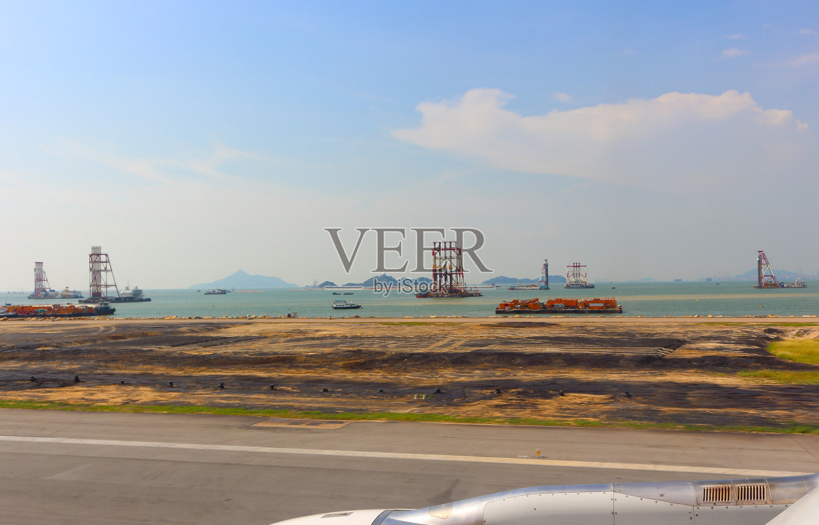 在香港国际机场降落后从飞机舷窗看到的景象照片摄影图片