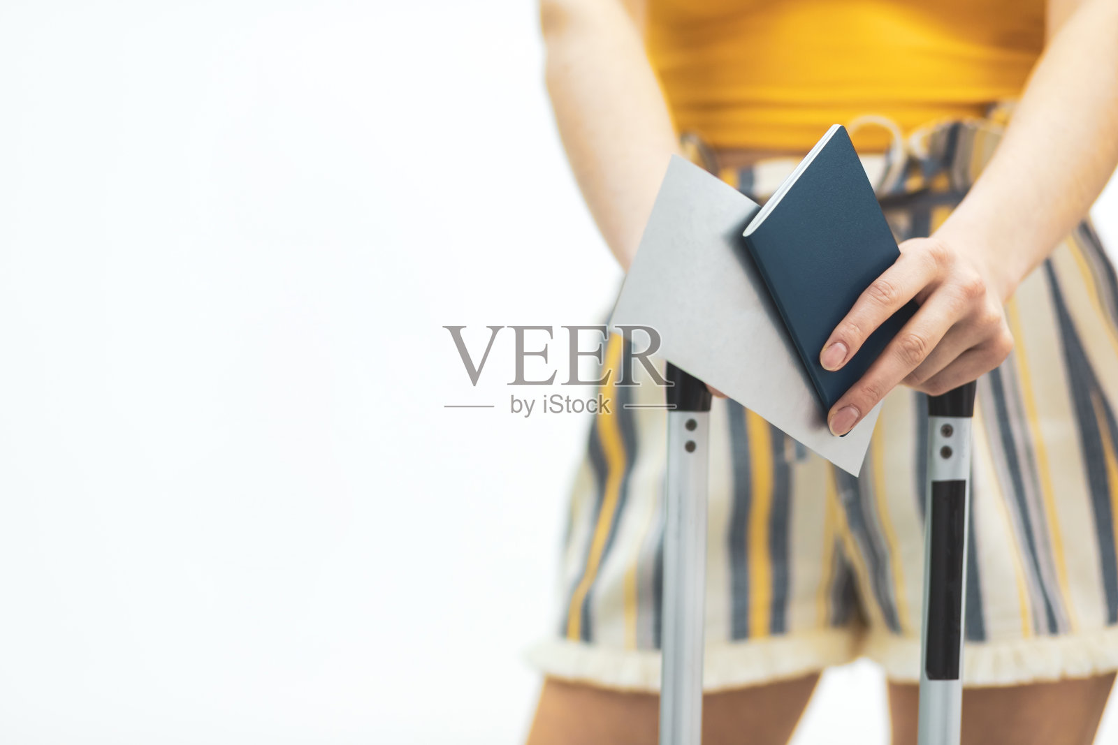 一个带着行李和护照的女人的剪影。照片摄影图片