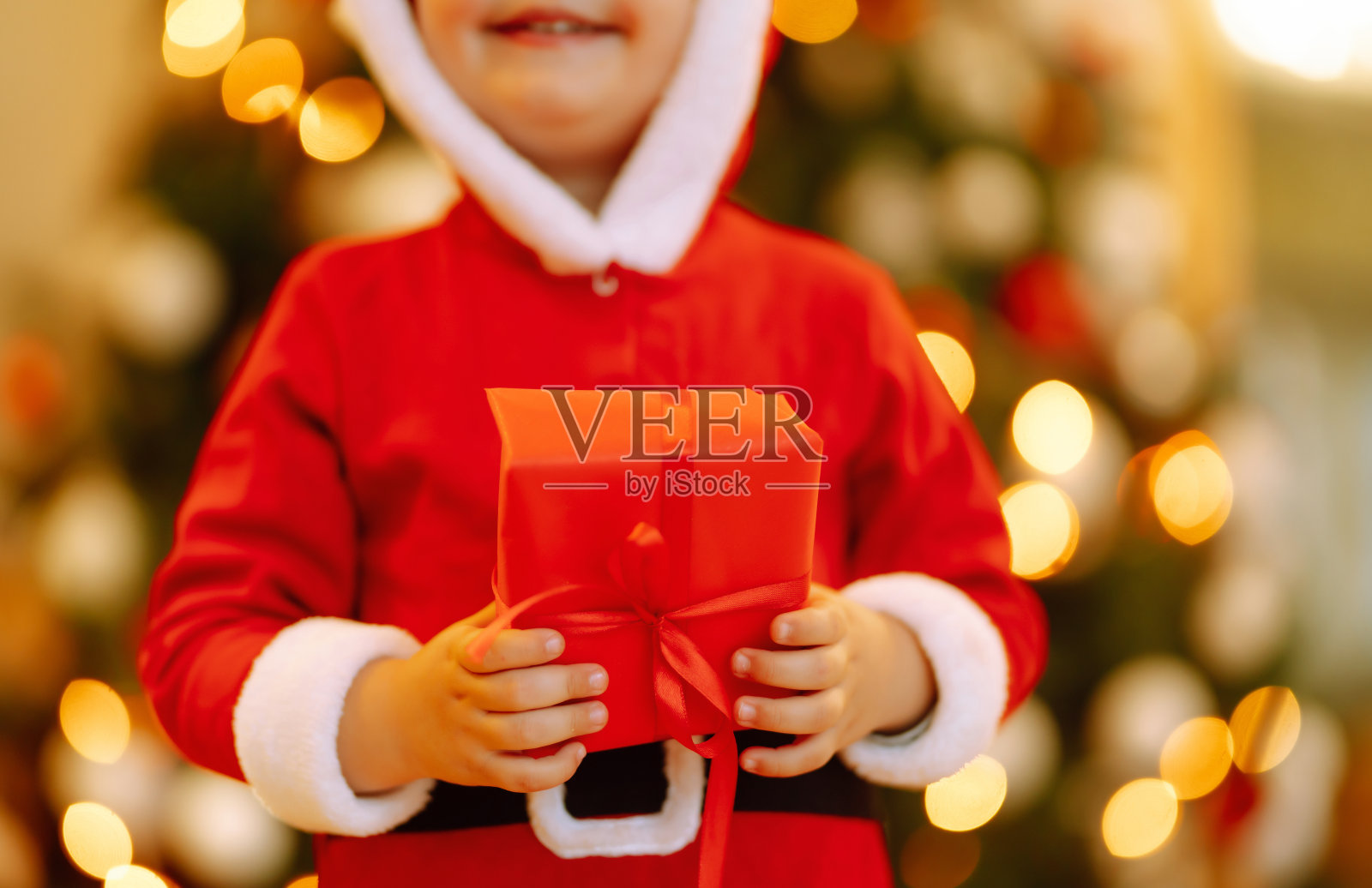 孩子手里拿着圣诞礼物。寒假，新年。照片摄影图片