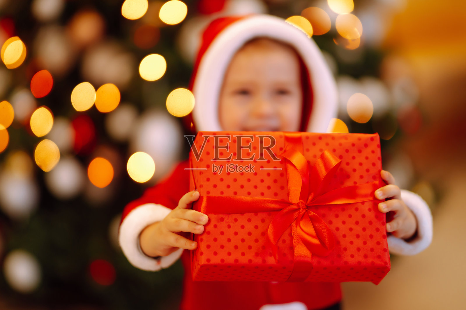 孩子手里拿着圣诞礼物。寒假，新年。照片摄影图片