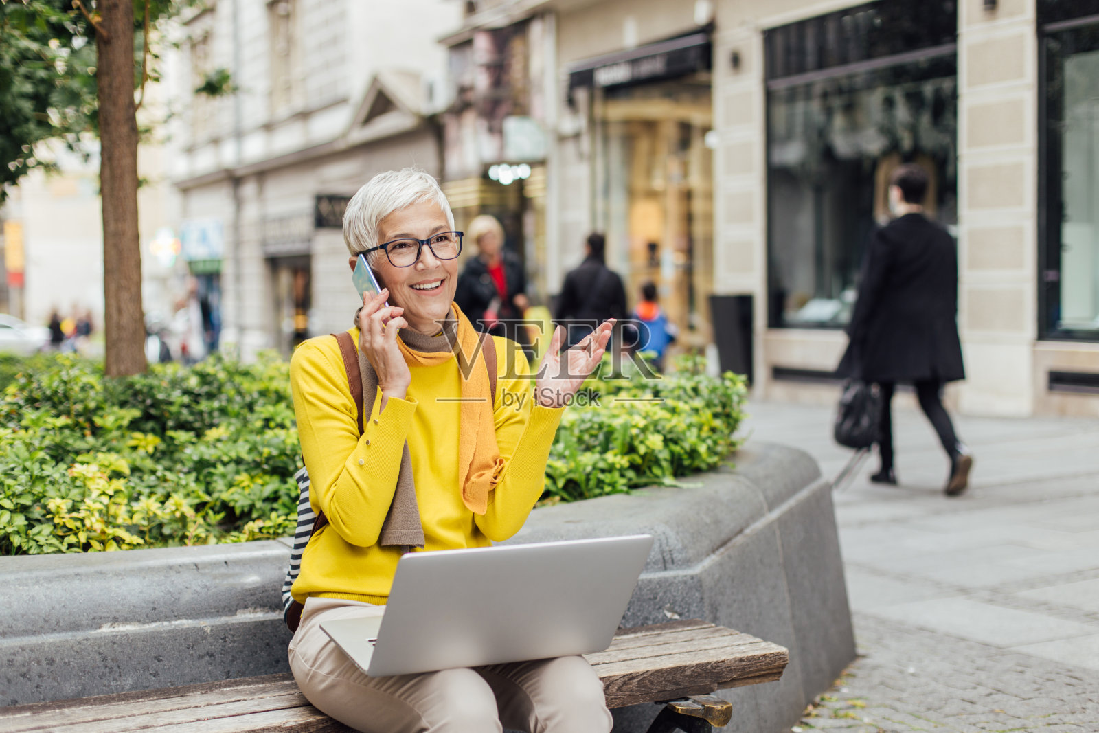 一个成熟的企业家在大街上有一个商业电话照片摄影图片