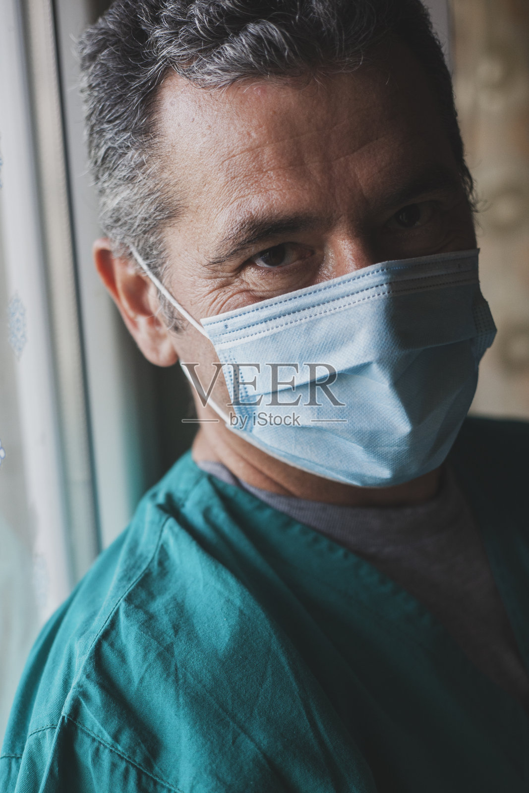 covid-19大流行期间疲惫的医生画像照片摄影图片