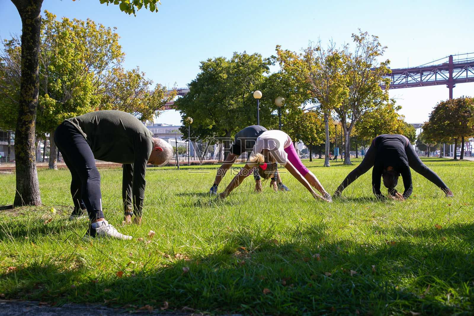 退休后积极成熟的人穿着运动服照片摄影图片
