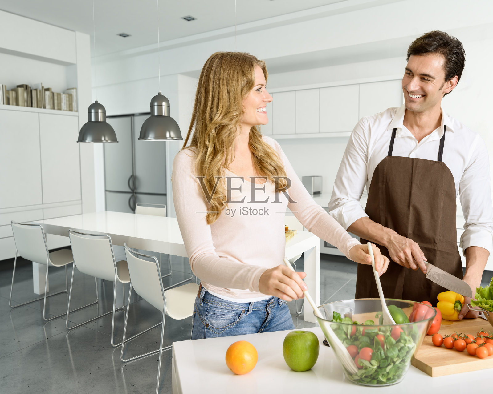 一对夫妇在现代室内准备沙拉照片摄影图片