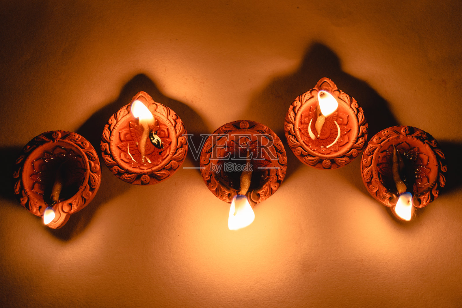 在庆祝印度排灯节时，按排照亮diya灯。与复制空间照片摄影图片