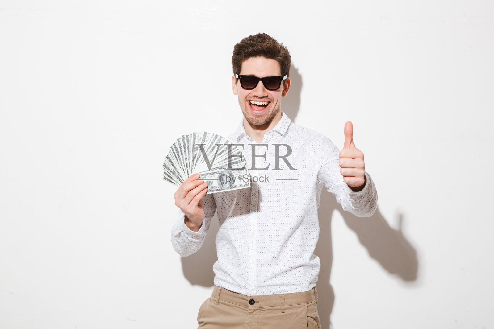 一个穿着衬衫的快乐年轻人的肖像照片摄影图片