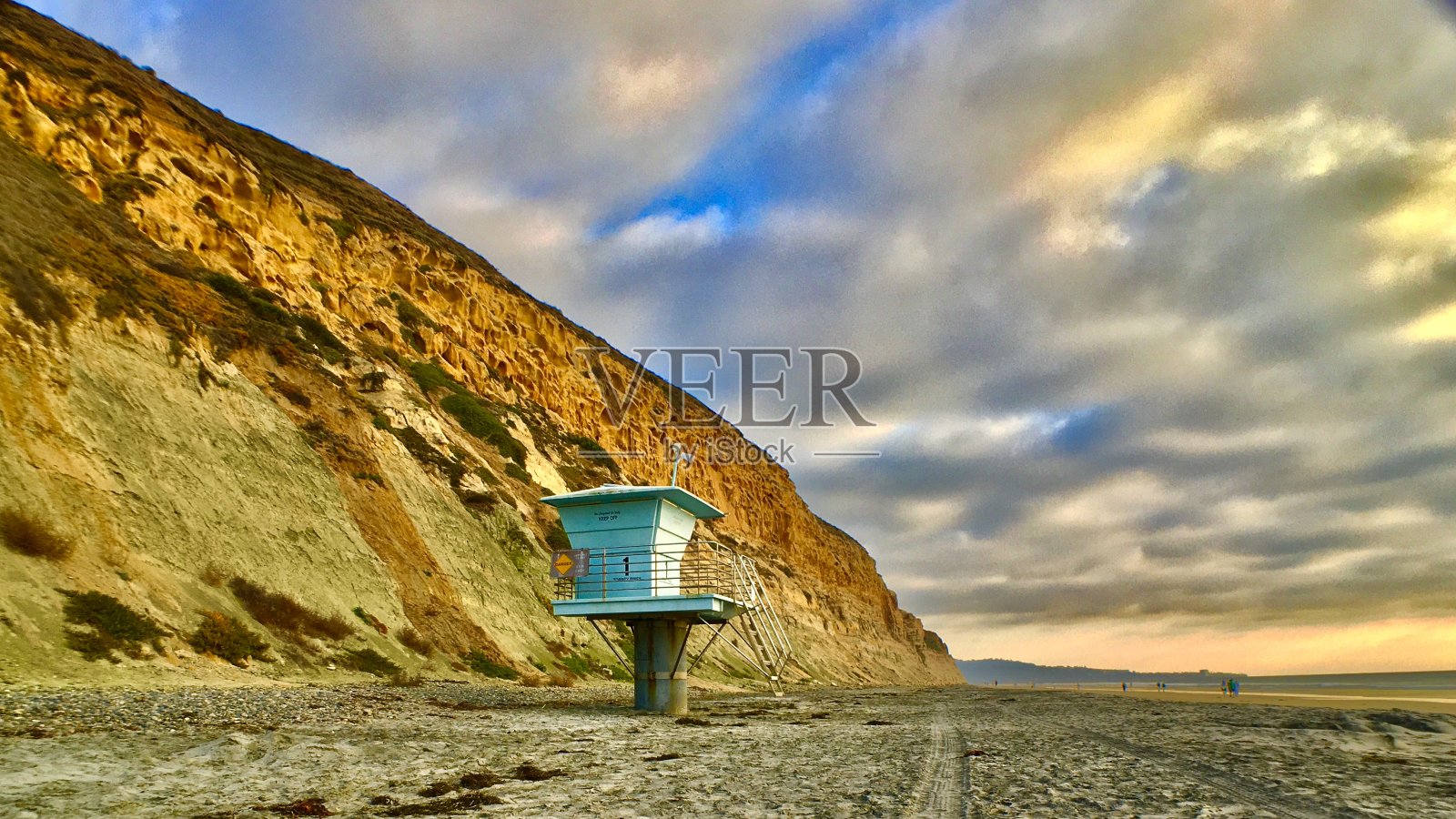 悬崖边的救生员小屋照片摄影图片