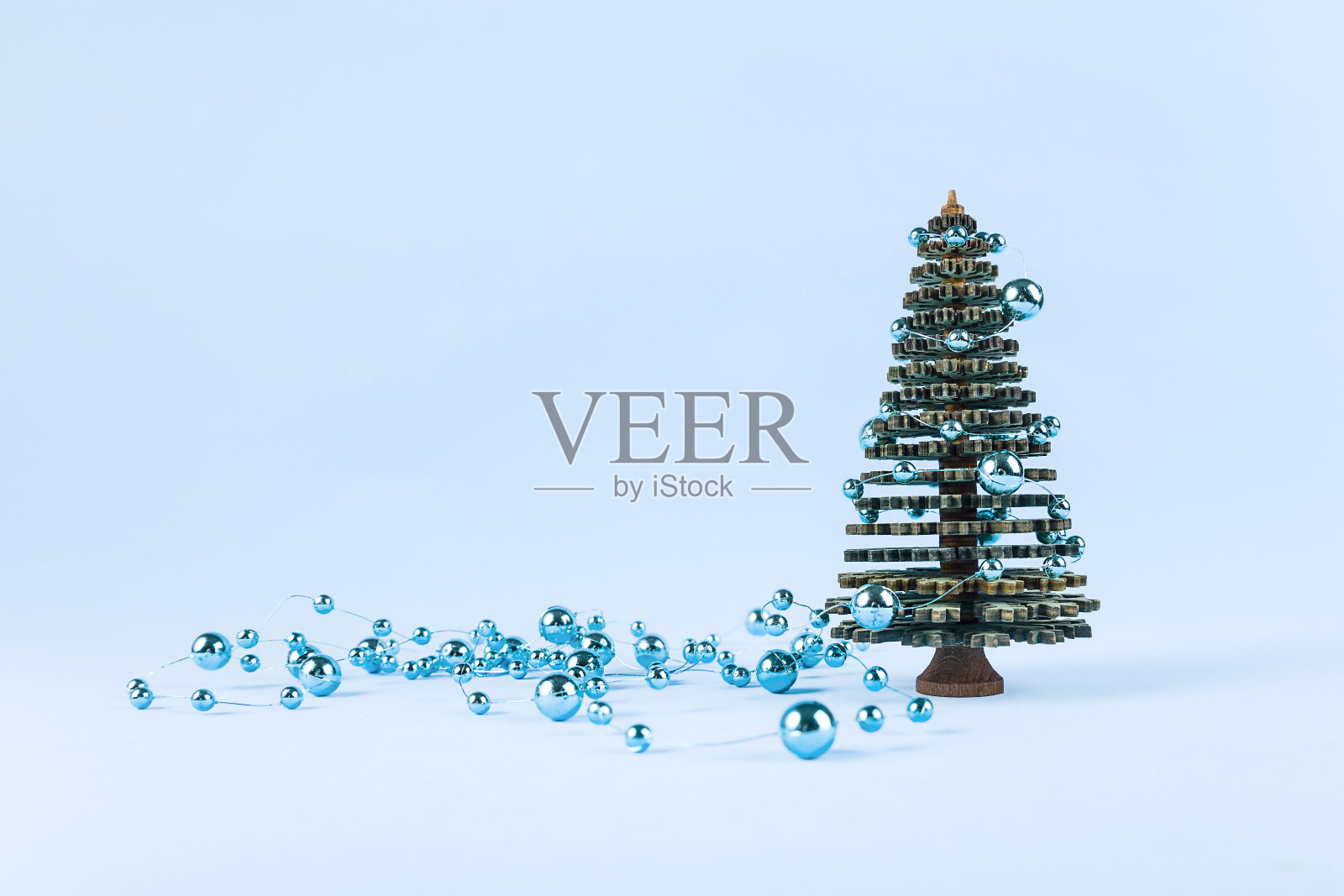 圣诞树和球在蓝色的背景在最小风格。装饰圣诞装饰品，新年和冬季概念，横幅，复制空间照片摄影图片