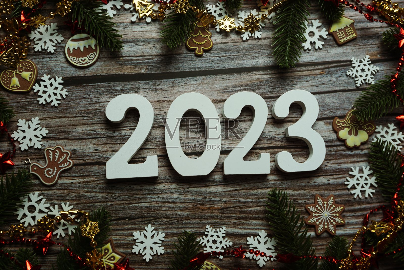 2023木制背景上的新年和圣诞节装饰照片摄影图片