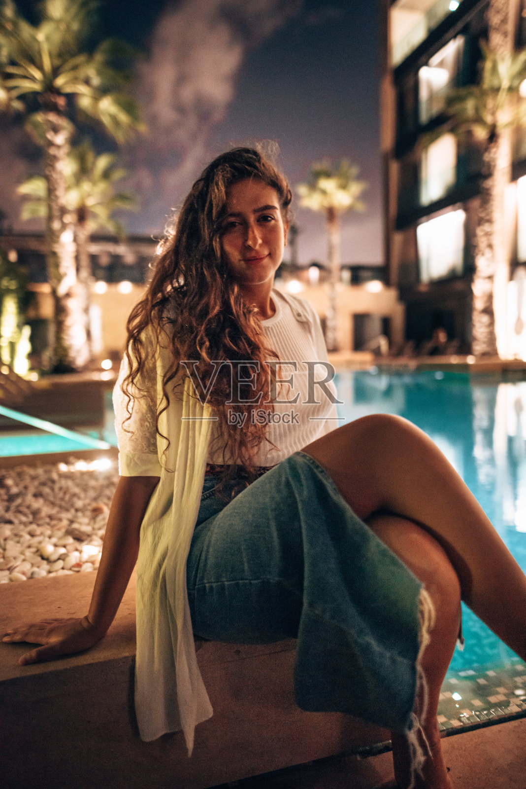 性感的女人肖像在夜晚的城市照片摄影图片