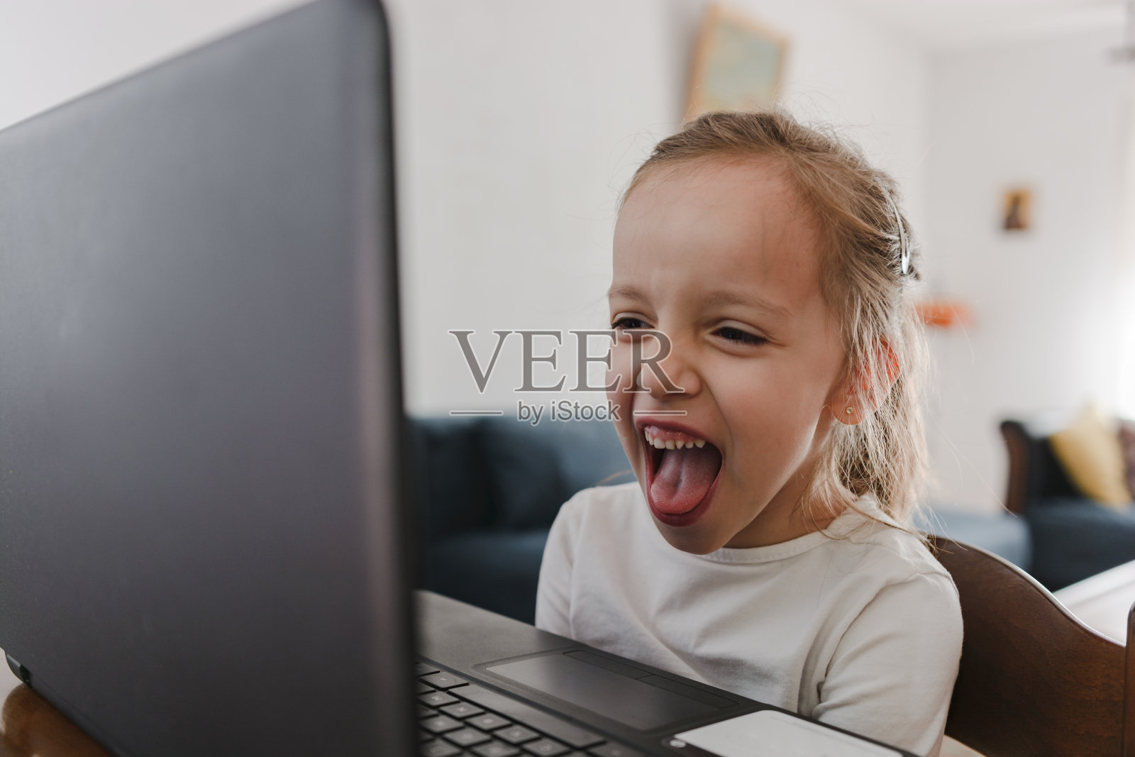 快乐女孩在家用笔记本电脑照片摄影图片