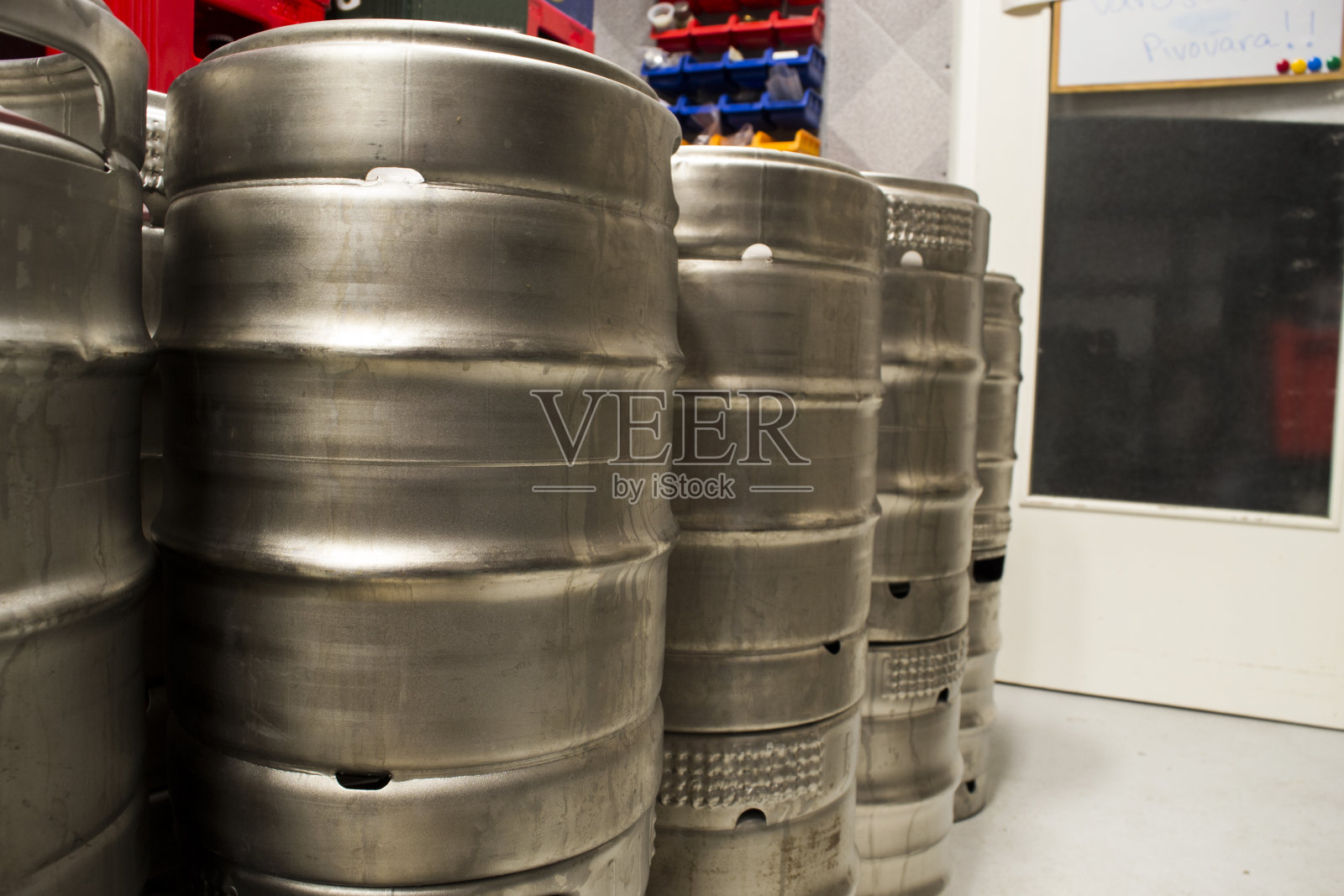 小啤酒厂里装满精酿啤酒的钢桶照片摄影图片