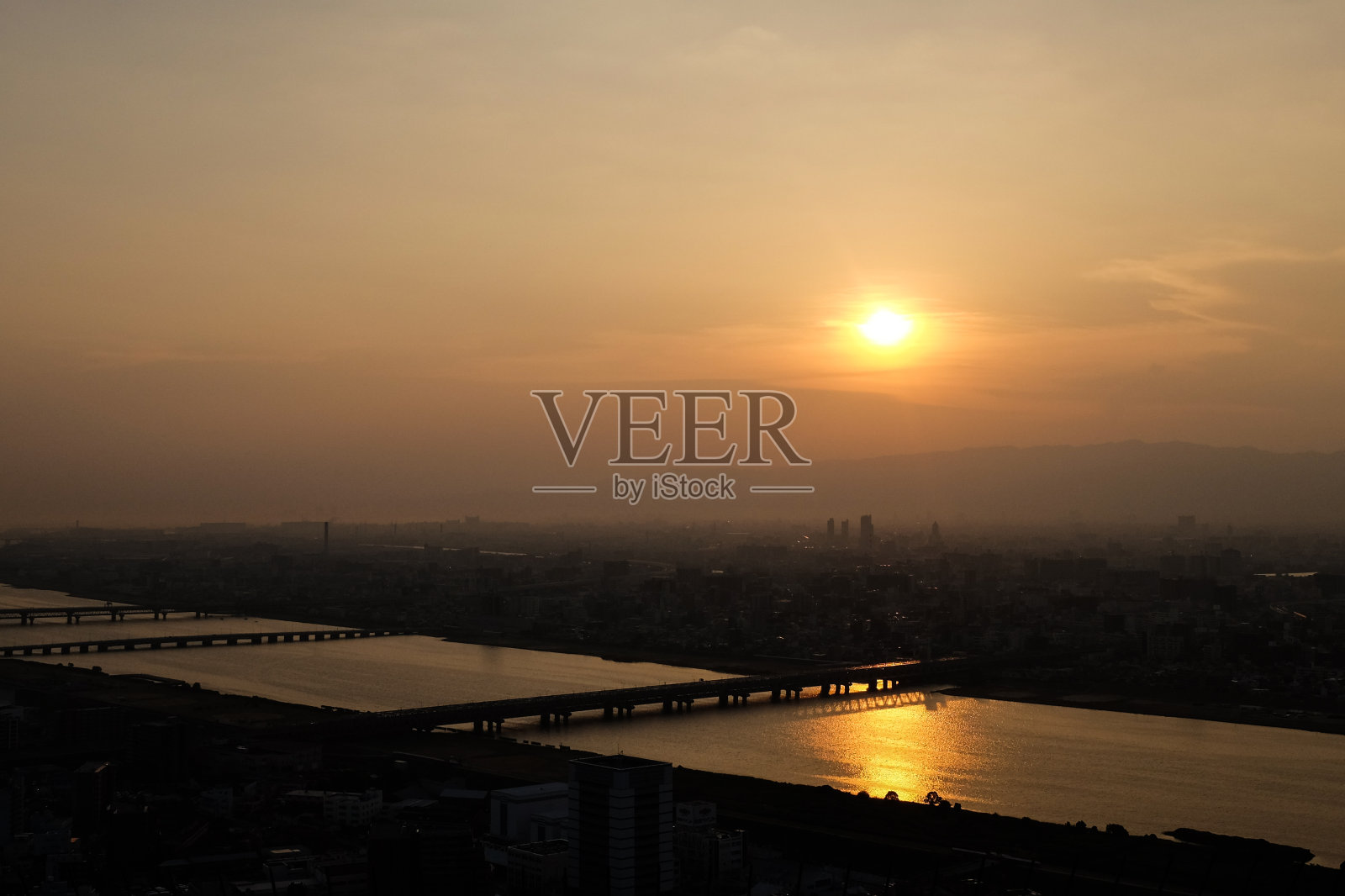 鸟瞰日本城市奥斯卡在日落。照片摄影图片