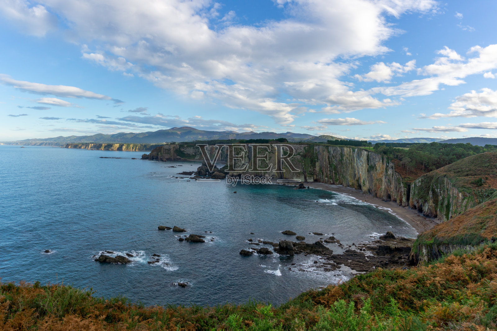 秋季西班牙北部崎岖的海岸线全景照片摄影图片