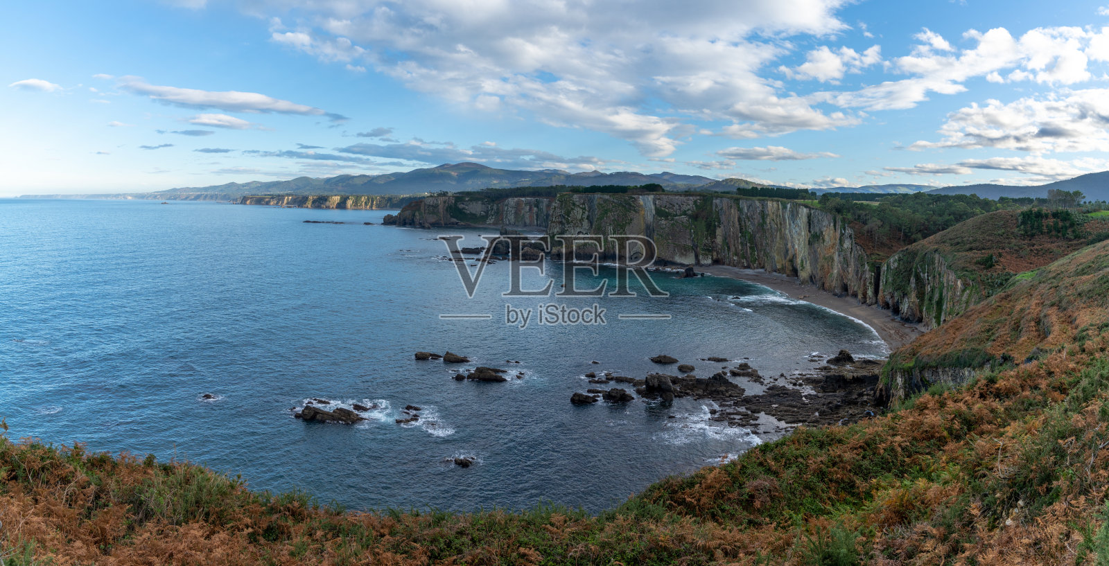 秋季西班牙北部崎岖的海岸线全景照片摄影图片